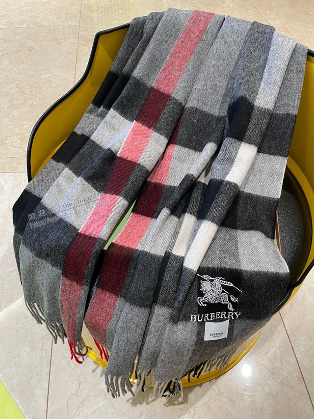 Burberry戰馬刺繡經典大格披肩 巴寶莉2021新款保暖羊羔絨圍巾  mmj1401